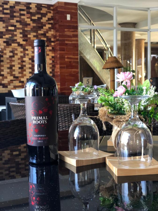 Em Royalle Hotel & Beach Resort 산 후안 외부 사진